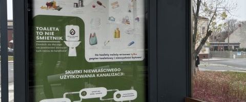 Plakat-Czego NIE wrzucać do toalety, Centrum Przesiadkowe, Peron 2, Mikołów